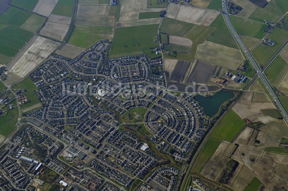 Roosendaal von oben - Übersicht über das Wohngebiet Tolberg, südlich von Roosendaalan
an der A17 / E312 in Belgien