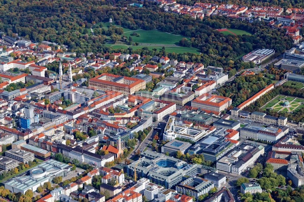 Luftbild München - Übersicht des Bereiches um die Leopoldstraße und Staatsbibliothek zwischen Ludwigskirche und Hofgarten im Stadtteil Schwabing in München im Bundesland Bayern