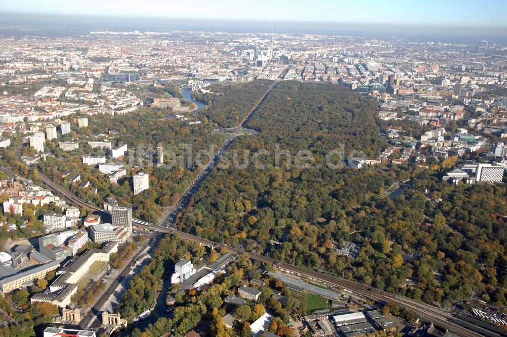 Luftbild Berlin - Übersichtsaufnahme Berliner Tiergarten mit Siegessäule