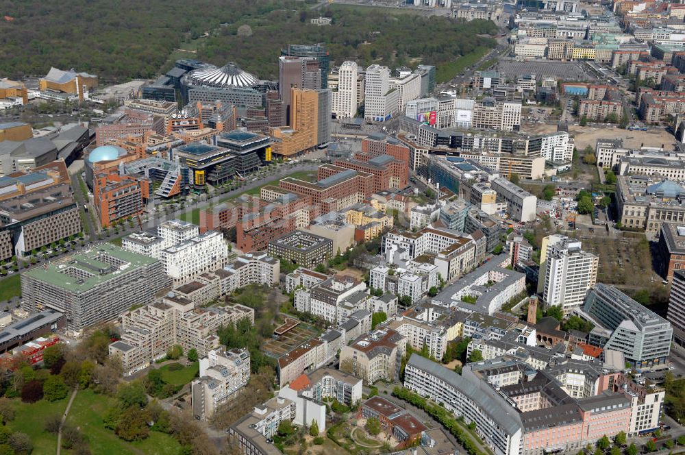 Berlin aus der Vogelperspektive: Übersichtsaufnahme von Wohnhäusern mit dem Potsdamer Platz in Berlin-Mitte