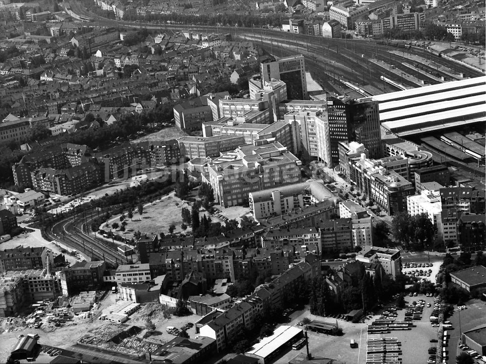 Düsseldorf von oben - Bertha-von-Suttner-Platz am Hauptbahnhof der Deutschen Bahn in Düsseldorf im Bundesland Nordrhein-Westfalen, Deutschland