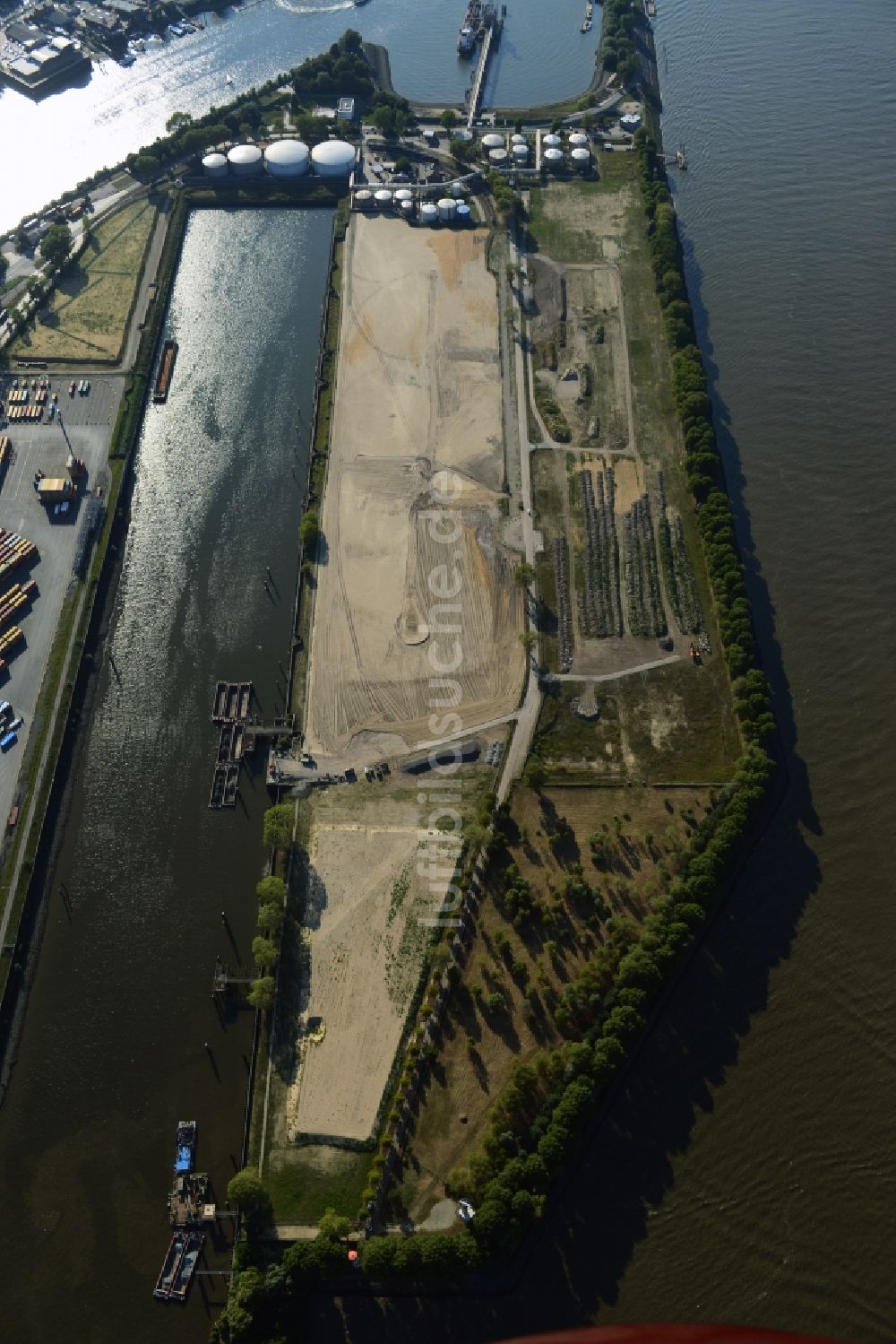 Hamburg aus der Vogelperspektive: Beräumte Flächen am Petroleumhafen und Köhlfleet-Hafen in Hamburg