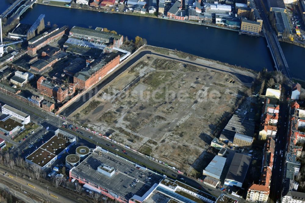 Luftaufnahme Berlin Schöneweide - Beräumte Industriebrache - Bauland an der Schnellerstraße in Niederschöneweide in Berlin