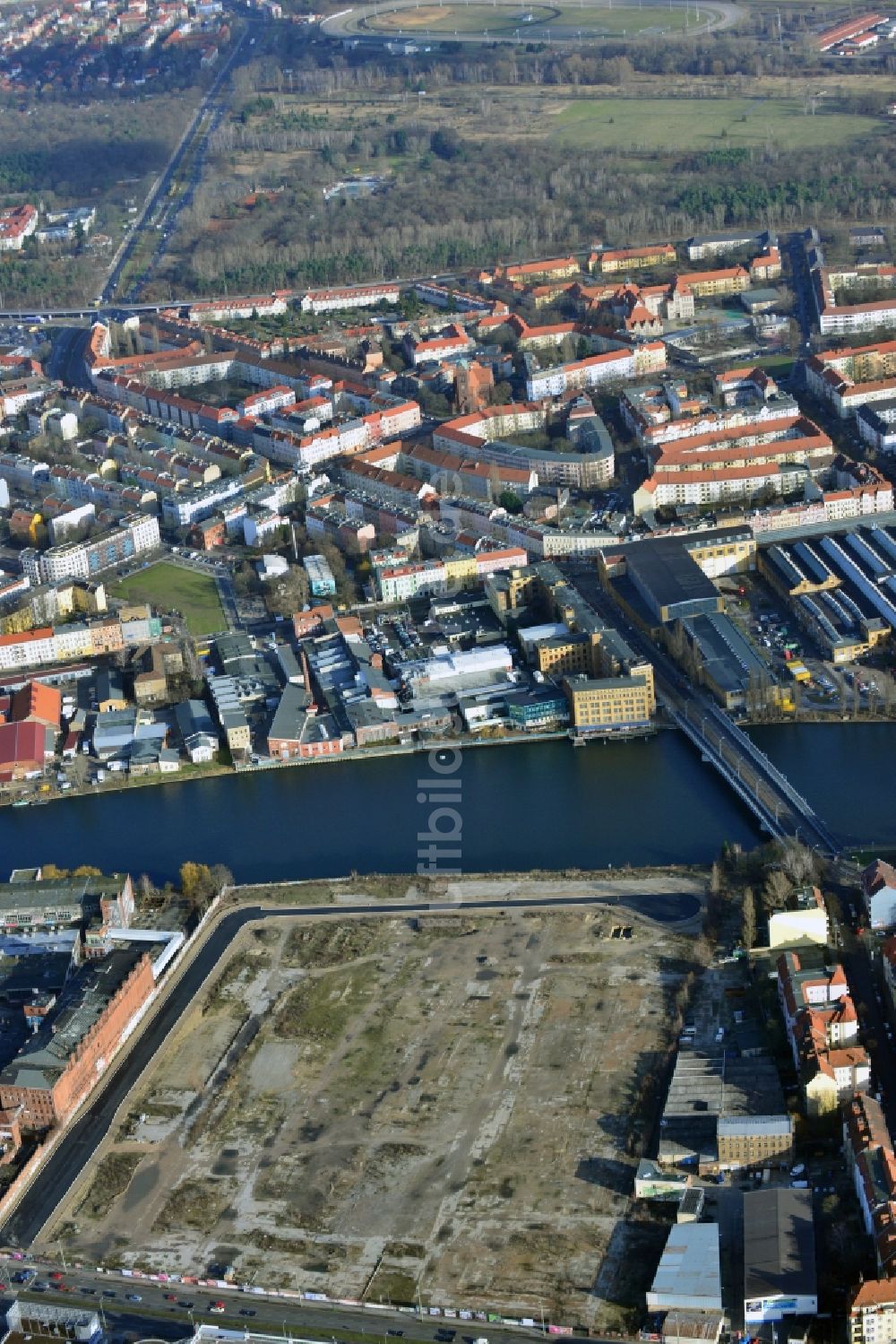 Berlin Schöneweide aus der Vogelperspektive: Beräumte Industriebrache - Bauland an der Schnellerstraße in Niederschöneweide in Berlin