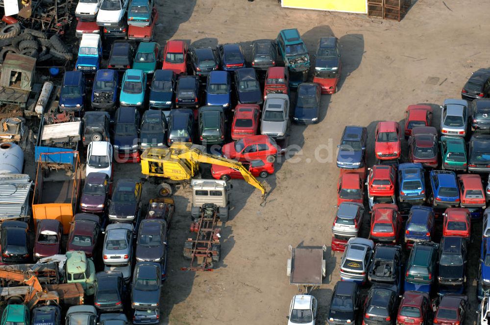 WESTHAUSEN aus der Vogelperspektive: Übervolle Lager der Autoverwertung Hufland in 99869 Westhausen in Thüringen