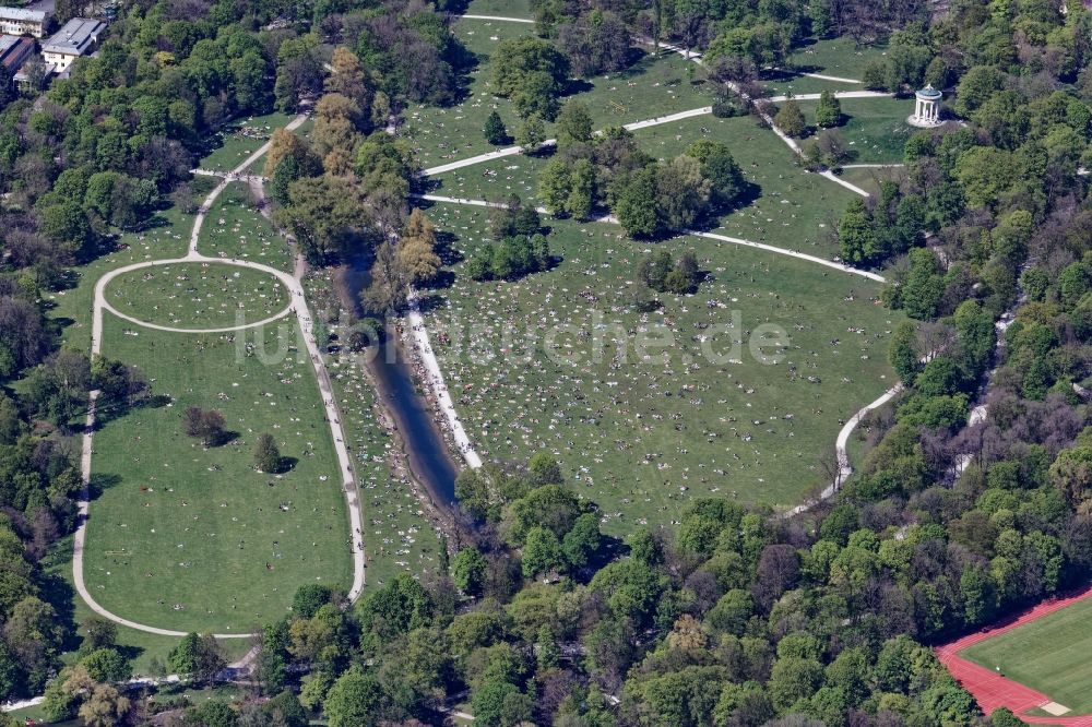 München aus der Vogelperspektive: Besucher- Andrang auf den Liegewiesen Englischer Garten im Ortsteil Schwabing-Freimann in München im Bundesland Bayern, Deutschland