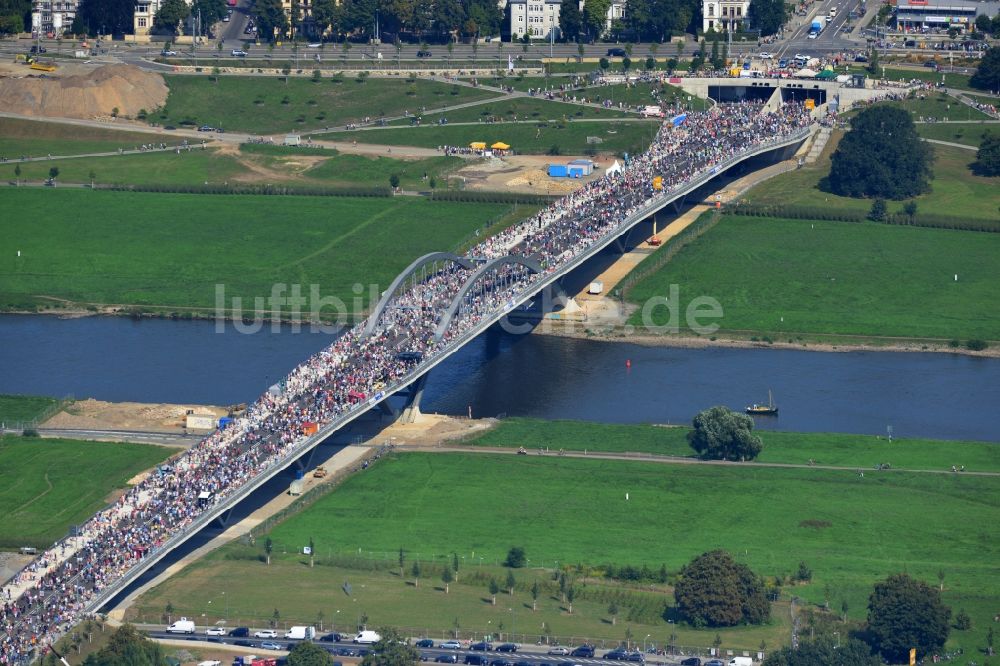 Dresden von oben - Besucher und Fußgänger anläßlich der Verkehrsfreigabe nach Fertigstellung der Waldschlösschenbrücke am Elbeufer in Dresden im Bundesland Sachsen