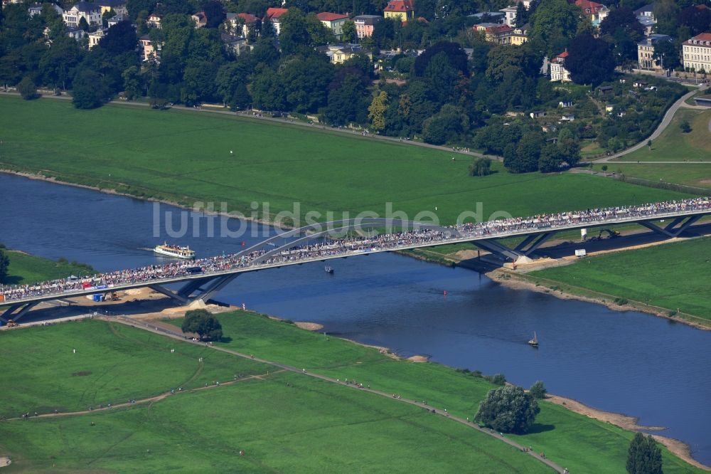 Luftaufnahme Dresden - Besucher und Fußgänger anläßlich der Verkehrsfreigabe nach Fertigstellung der Waldschlösschenbrücke am Elbeufer in Dresden im Bundesland Sachsen