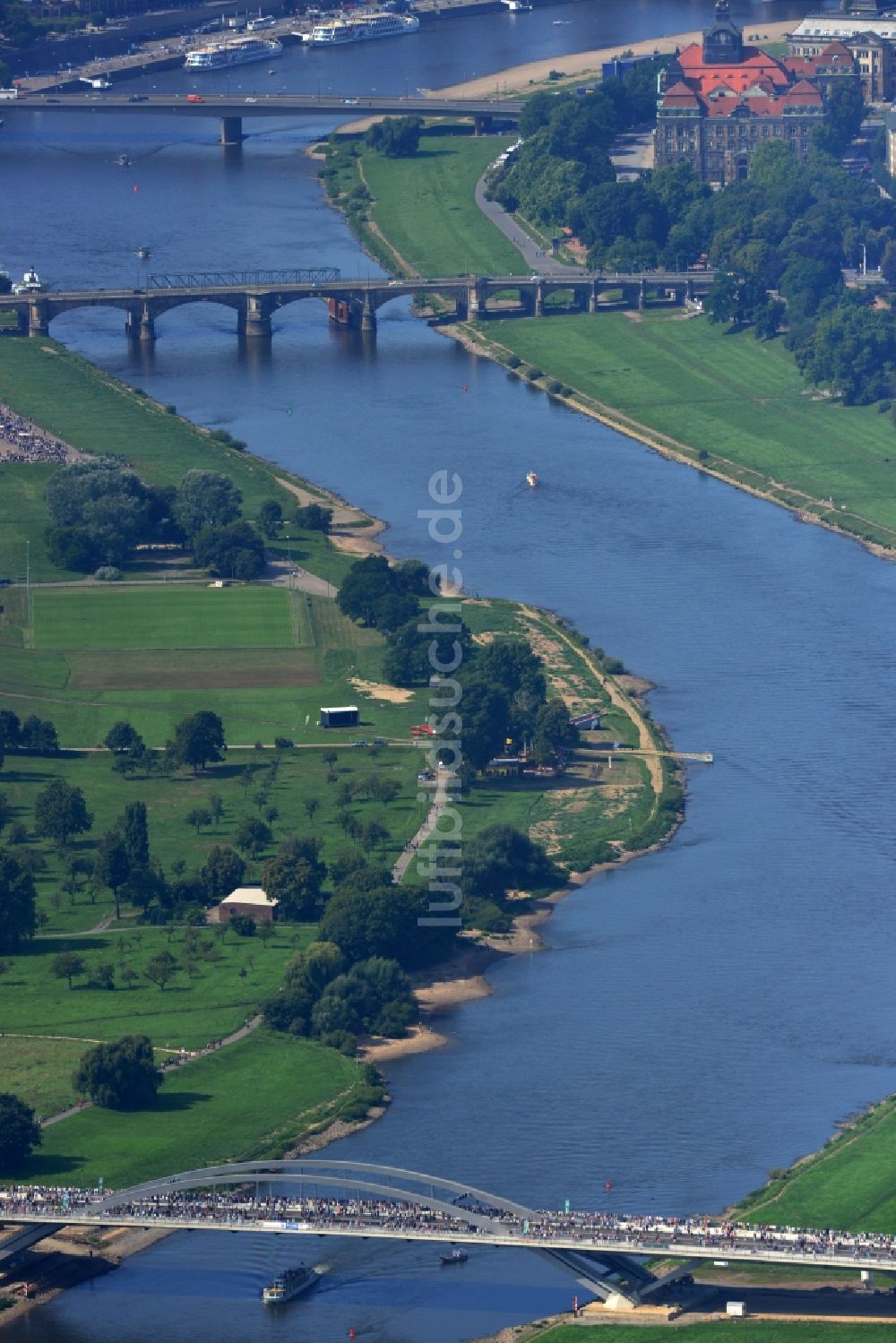 Luftbild Dresden - Besucher und Fußgänger anläßlich der Verkehrsfreigabe nach Fertigstellung der Waldschlösschenbrücke am Elbeufer in Dresden im Bundesland Sachsen