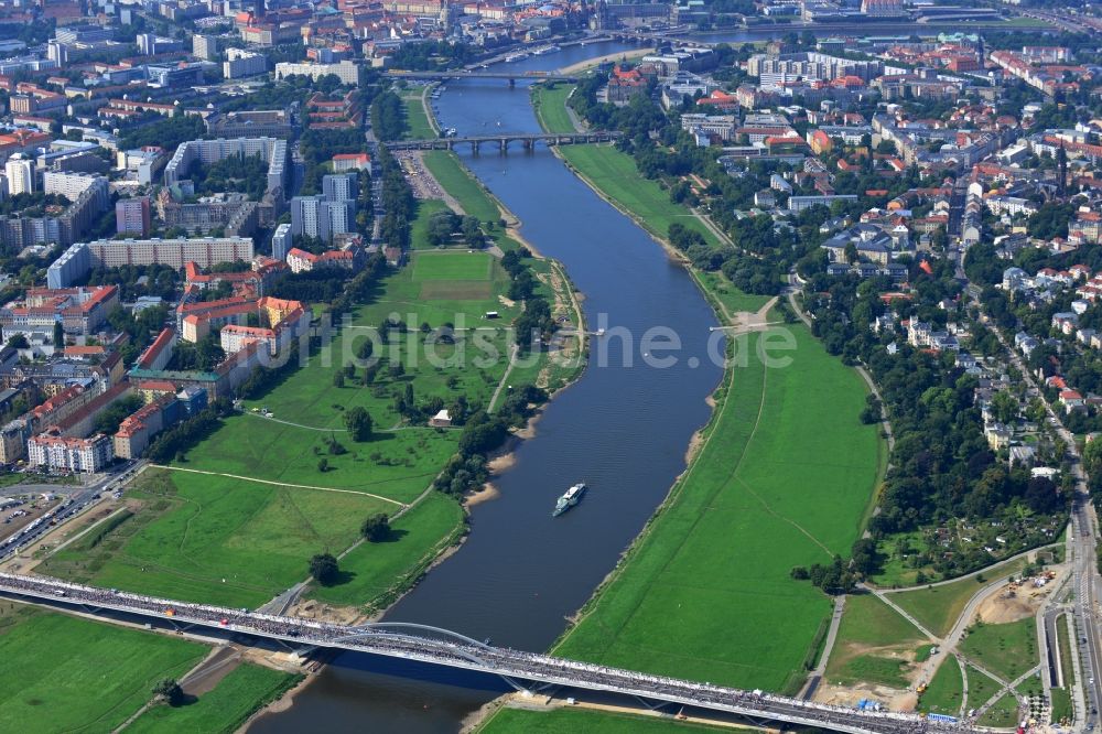 Dresden aus der Vogelperspektive: Besucher und Fußgänger anläßlich der Verkehrsfreigabe nach Fertigstellung der Waldschlösschenbrücke am Elbeufer in Dresden im Bundesland Sachsen