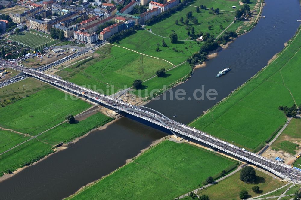 Luftbild Dresden - Besucher und Fußgänger anläßlich der Verkehrsfreigabe nach Fertigstellung der Waldschlösschenbrücke am Elbeufer in Dresden im Bundesland Sachsen