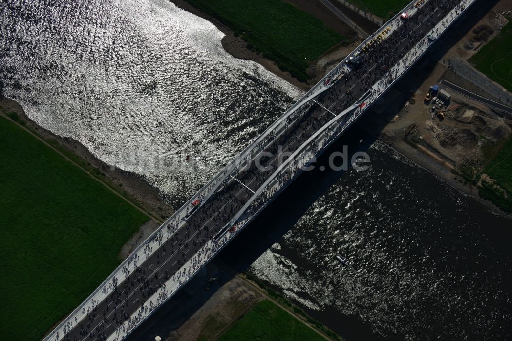 Luftaufnahme Dresden - Besucher und Fußgänger anläßlich der Verkehrsfreigabe nach Fertigstellung der Waldschlösschenbrücke am Elbeufer in Dresden im Bundesland Sachsen