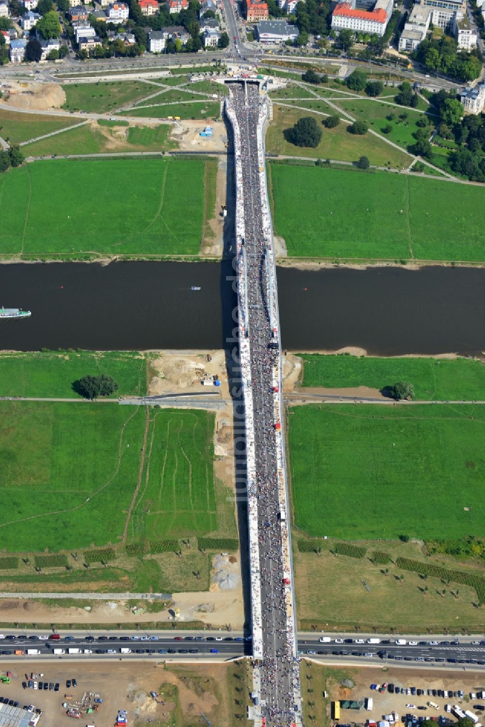 Luftbild Dresden - Besucher und Fußgänger anläßlich der Verkehrsfreigabe nach Fertigstellung der Waldschlösschenbrücke am Elbeufer in Dresden im Bundesland Sachsen