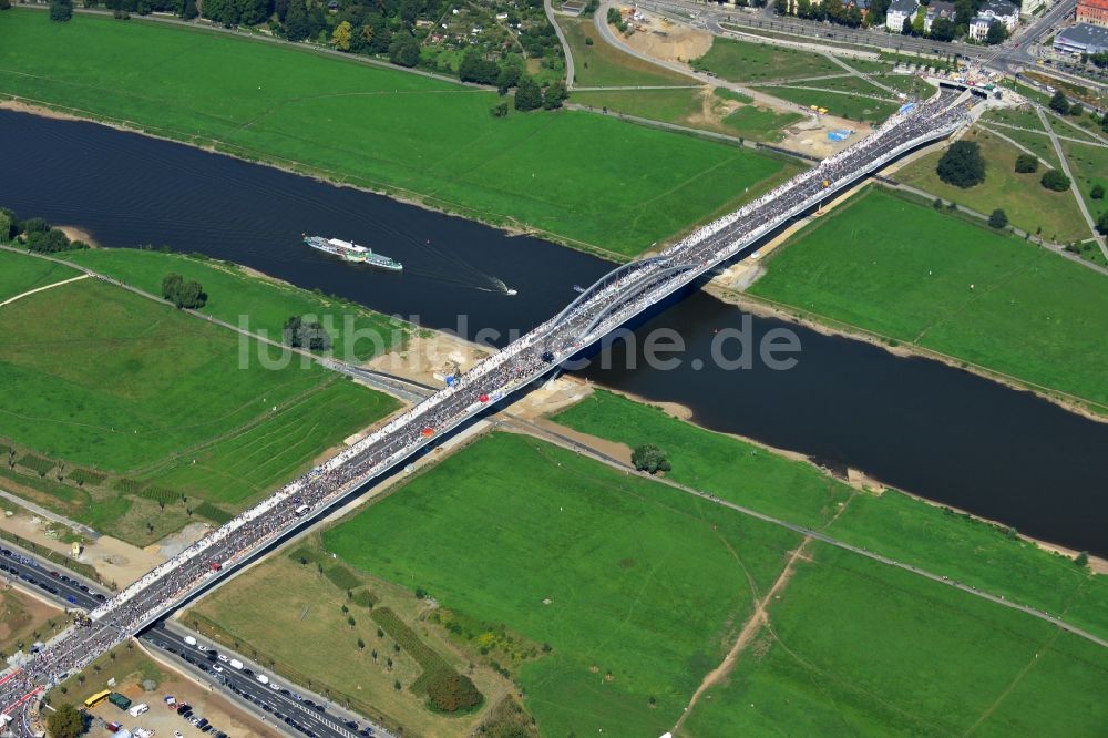 Luftaufnahme Dresden - Besucher und Fußgänger anläßlich der Verkehrsfreigabe nach Fertigstellung der Waldschlösschenbrücke am Elbeufer in Dresden im Bundesland Sachsen