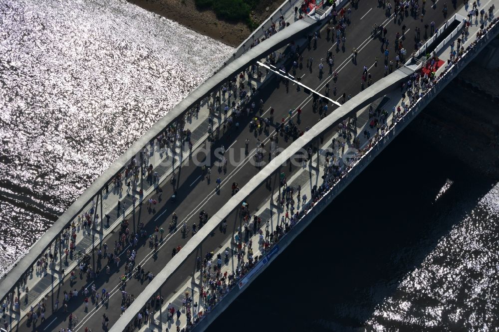 Dresden von oben - Besucher und Fußgänger anläßlich der Verkehrsfreigabe nach Fertigstellung der Waldschlösschenbrücke am Elbeufer in Dresden im Bundesland Sachsen