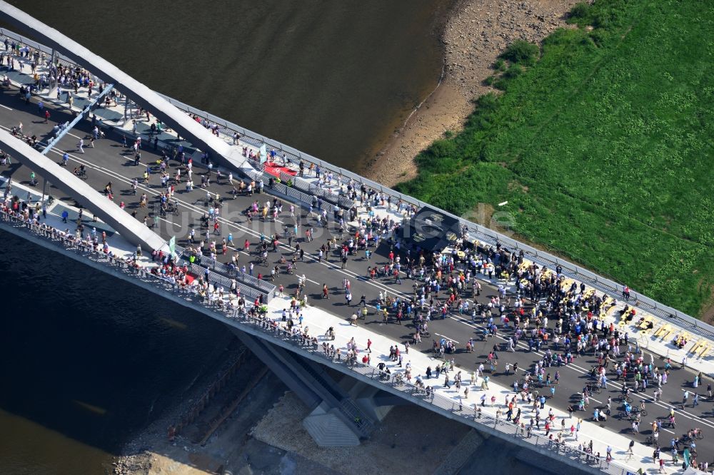 Luftbild Dresden - Besucher und Fußgänger anläßlich der Verkehrsfreigabe nach Fertigstellung der Waldschlösschenbrücke am Elbeufer in Dresden im Bundesland Sachsen