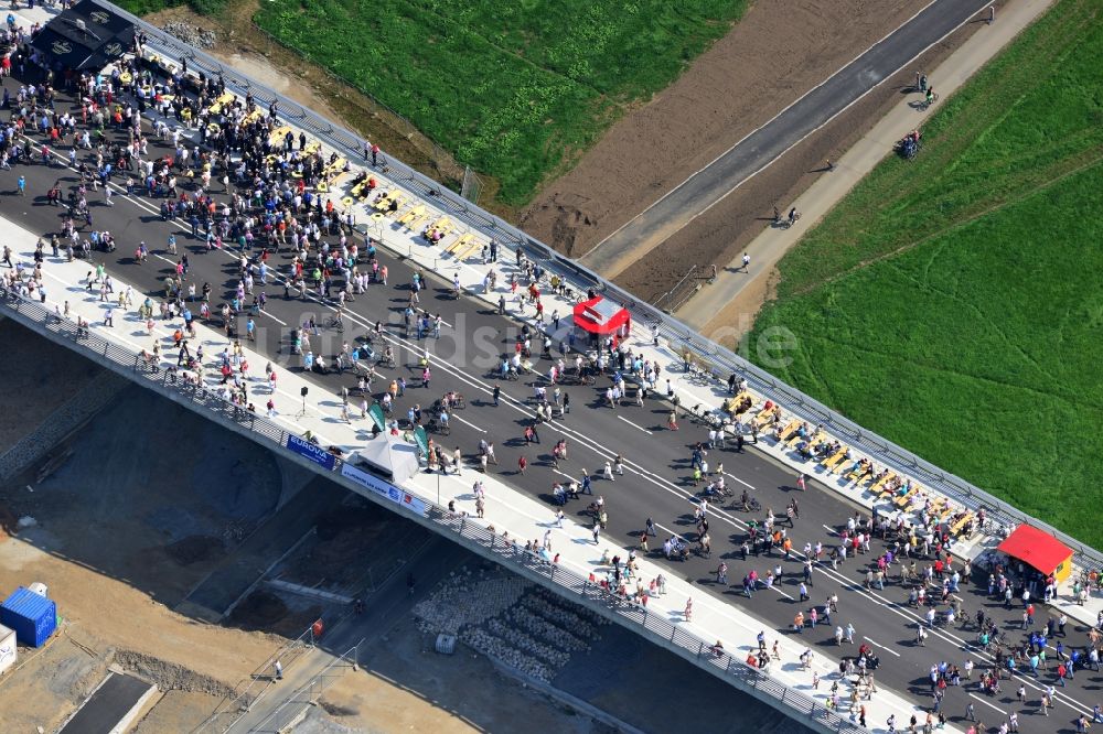 Luftaufnahme Dresden - Besucher und Fußgänger anläßlich der Verkehrsfreigabe nach Fertigstellung der Waldschlösschenbrücke am Elbeufer in Dresden im Bundesland Sachsen