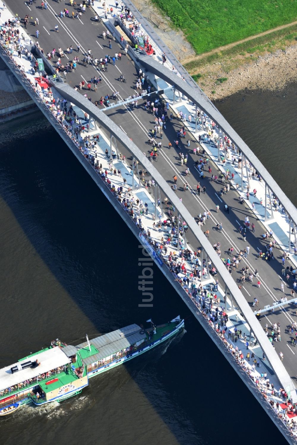 Dresden von oben - Besucher und Fußgänger anläßlich der Verkehrsfreigabe nach Fertigstellung der Waldschlösschenbrücke am Elbeufer in Dresden im Bundesland Sachsen