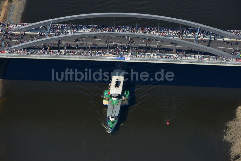 Luftaufnahme Dresden - Besucher und Fußgänger anläßlich der Verkehrsfreigabe nach Fertigstellung der Waldschlösschenbrücke am Elbeufer in Dresden im Bundesland Sachsen