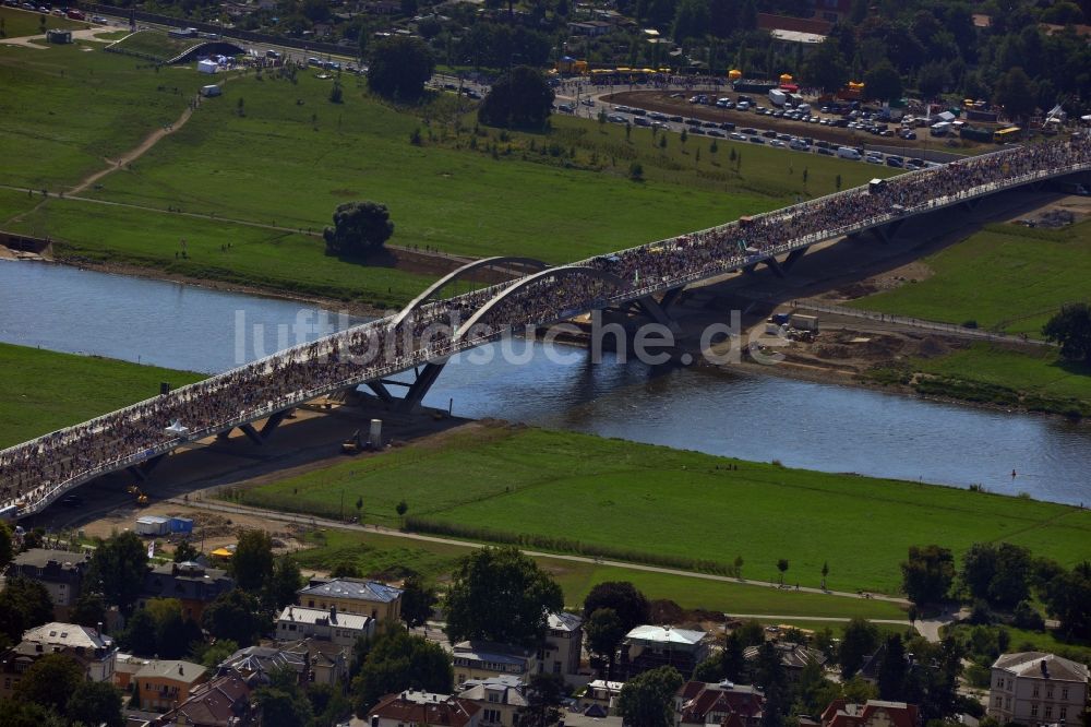 Luftbild Dresden - Besucher und Fußgänger anläßlich der Verkehrsfreigabe nach Fertigstellung der Waldschlösschenbrücke am Elbeufer in Dresden im Bundesland Sachsen