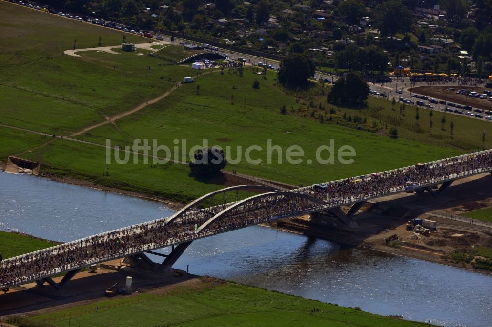 Luftaufnahme Dresden - Besucher und Fußgänger anläßlich der Verkehrsfreigabe nach Fertigstellung der Waldschlösschenbrücke am Elbeufer in Dresden im Bundesland Sachsen