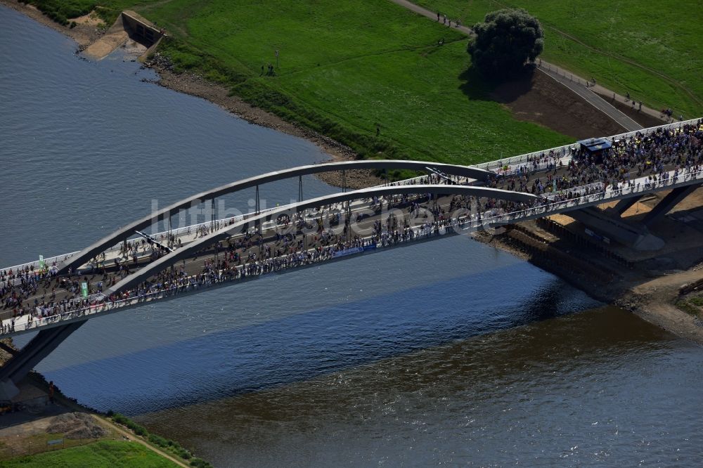 Dresden von oben - Besucher und Fußgänger anläßlich der Verkehrsfreigabe nach Fertigstellung der Waldschlösschenbrücke am Elbeufer in Dresden im Bundesland Sachsen