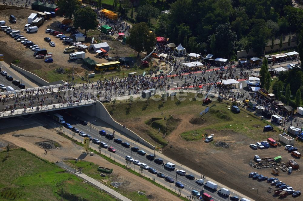 Dresden aus der Vogelperspektive: Besucher und Fußgänger anläßlich der Verkehrsfreigabe nach Fertigstellung der Waldschlösschenbrücke am Elbeufer in Dresden im Bundesland Sachsen