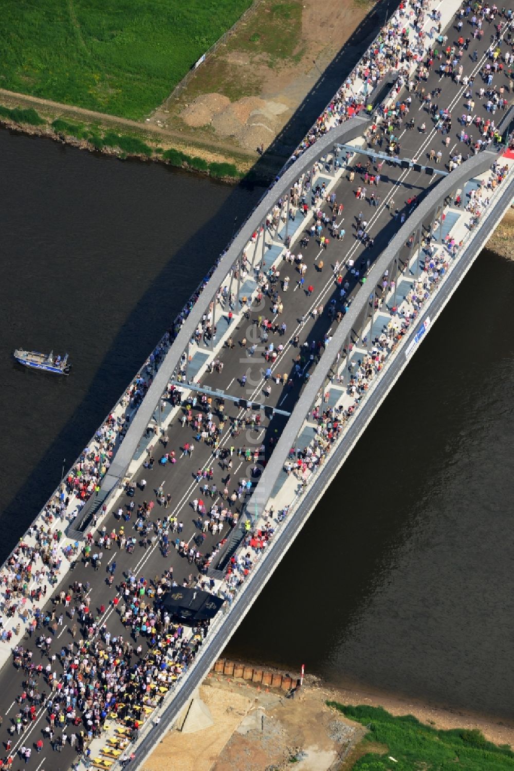 Luftbild Dresden - Besucher und Fußgänger anläßlich der Verkehrsfreigabe nach Fertigstellung der Waldschlösschenbrücke am Elbeufer in Dresden im Bundesland Sachsen