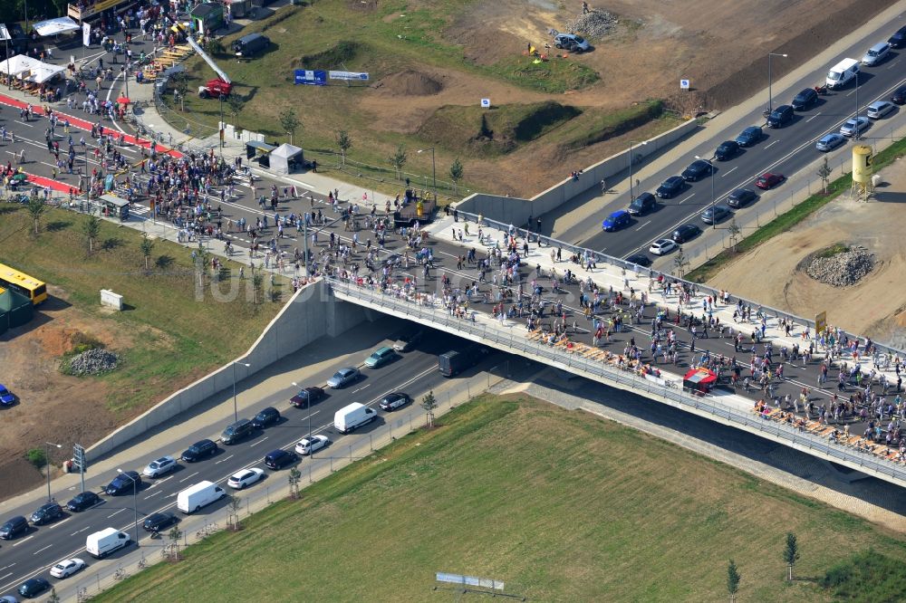 Luftaufnahme Dresden - Besucher und Fußgänger anläßlich der Verkehrsfreigabe nach Fertigstellung der Waldschlösschenbrücke am Elbeufer in Dresden im Bundesland Sachsen