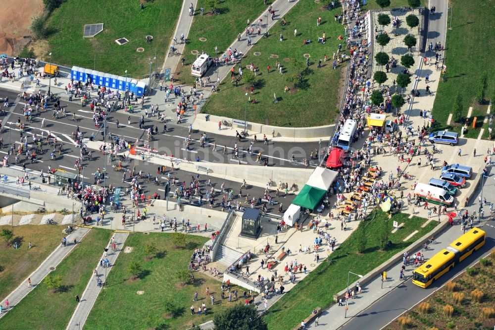 Dresden von oben - Besucher und Fußgänger anläßlich der Verkehrsfreigabe nach Fertigstellung der Waldschlösschenbrücke am Elbeufer in Dresden im Bundesland Sachsen