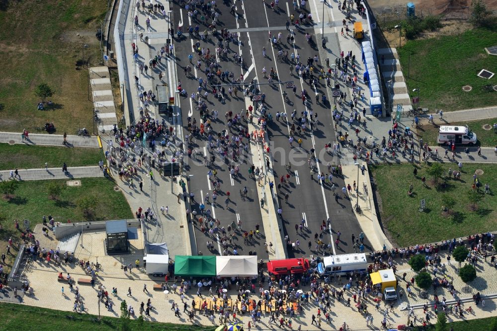 Luftbild Dresden - Besucher und Fußgänger anläßlich der Verkehrsfreigabe nach Fertigstellung der Waldschlösschenbrücke am Elbeufer in Dresden im Bundesland Sachsen