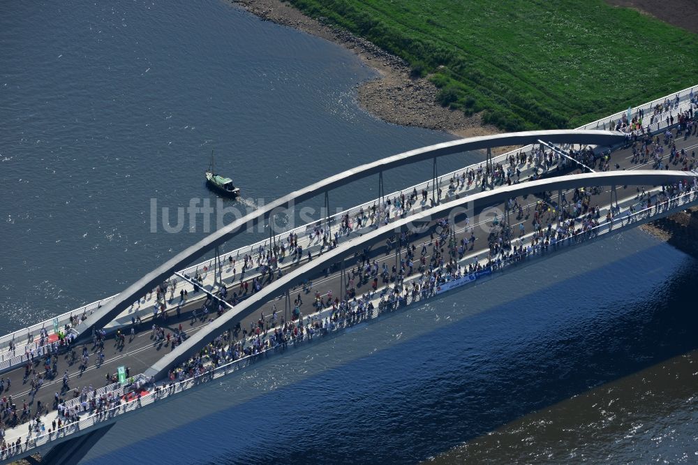 Dresden von oben - Besucher und Fußgänger anläßlich der Verkehrsfreigabe nach Fertigstellung der Waldschlösschenbrücke am Elbeufer in Dresden im Bundesland Sachsen