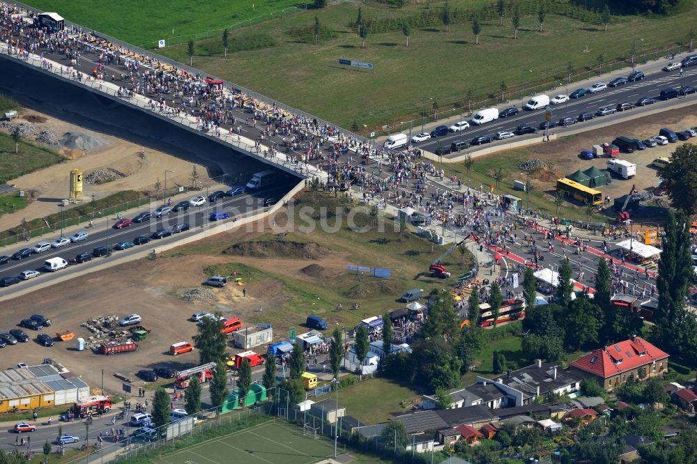 Luftaufnahme Dresden - Besucher und Fußgänger anläßlich der Verkehrsfreigabe nach Fertigstellung der Waldschlösschenbrücke am Elbeufer in Dresden im Bundesland Sachsen