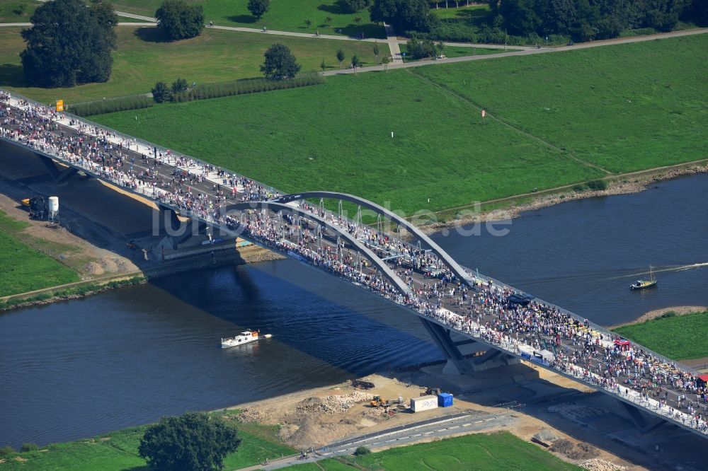 Dresden von oben - Besucher und Fußgänger anläßlich der Verkehrsfreigabe nach Fertigstellung der Waldschlösschenbrücke am Elbeufer in Dresden im Bundesland Sachsen