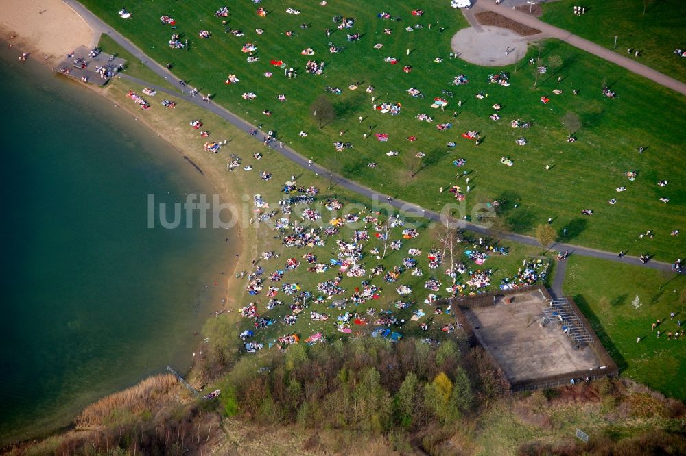 Lünen von oben - Besucher auf den Liegewiesen am Ufer des Seepark in Lünen im Bundesland Nordrhein-Westfalen