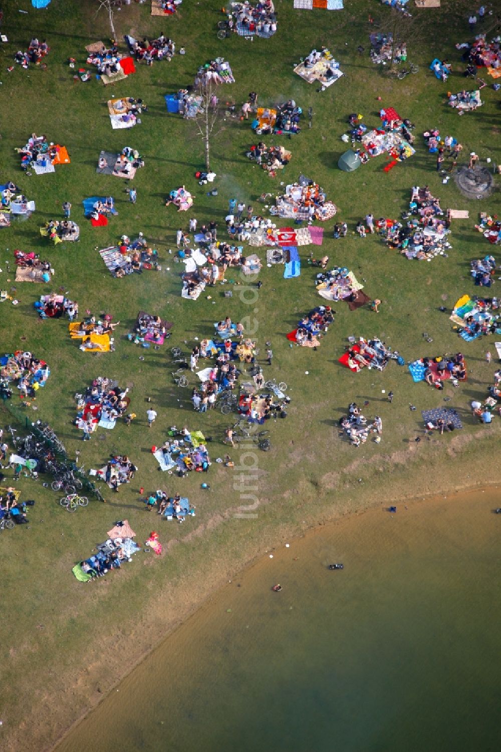 Luftbild Lünen - Besucher auf den Liegewiesen am Ufer des Seepark in Lünen im Bundesland Nordrhein-Westfalen