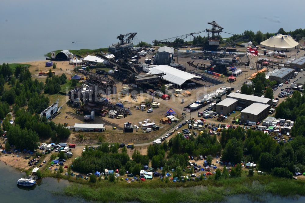 Luftbild Gräfenhainichen - Besucher des Melt! Festival in der Eisenstadt Ferropolis in Gräfenhainichen im Bundesland Sachsen-Anhalt