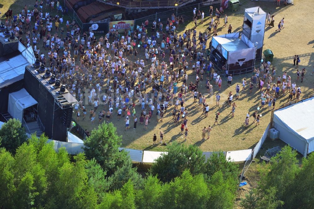 Luftaufnahme Gräfenhainichen - Besucher des Melt! Festival in der Eisenstadt Ferropolis in Gräfenhainichen im Bundesland Sachsen-Anhalt