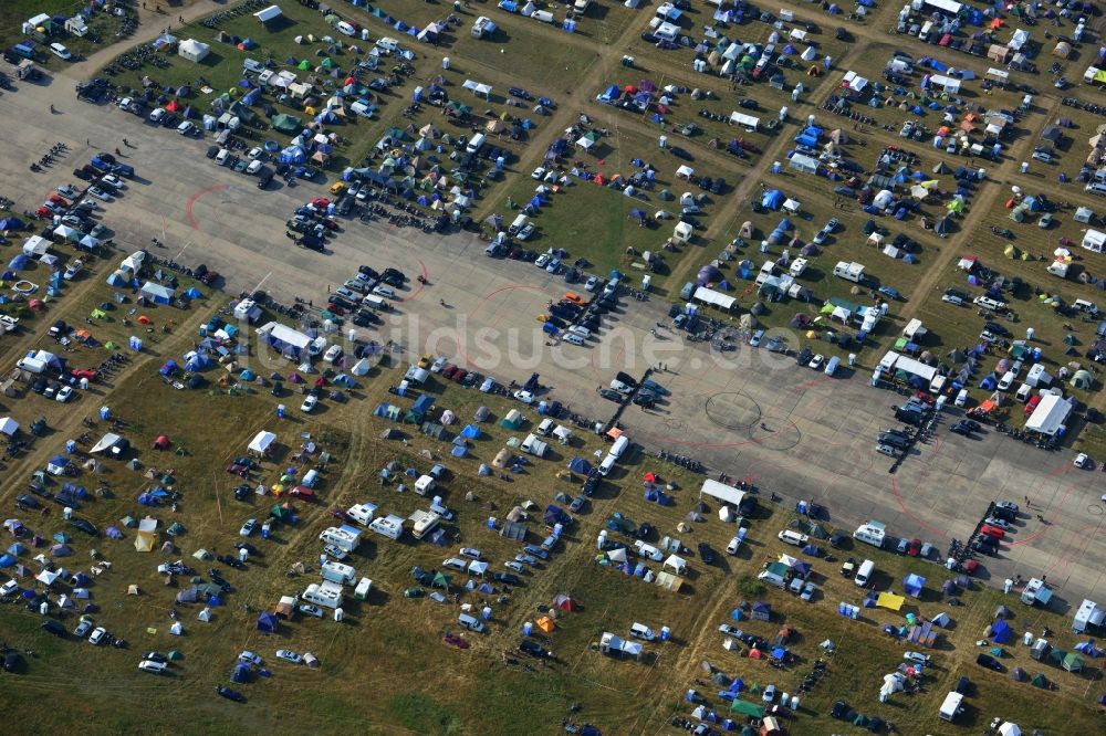 JÜTERBOG von oben - Besucher des Motorcycle Jamboree Festival auf der stillgelegten Landebahndes Flugplatz Altes Lager in Jüterbog im Bundesland Brandenburg