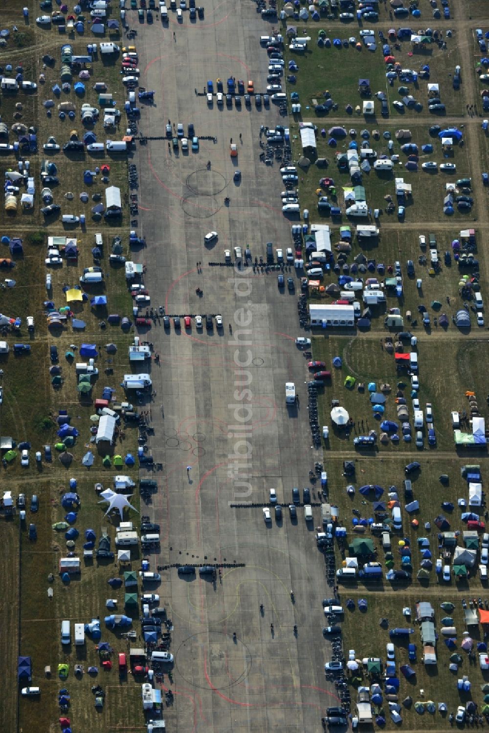 JÜTERBOG von oben - Besucher des Motorcycle Jamboree Festival auf der stillgelegten Landebahndes Flugplatz Altes Lager in Jüterbog im Bundesland Brandenburg