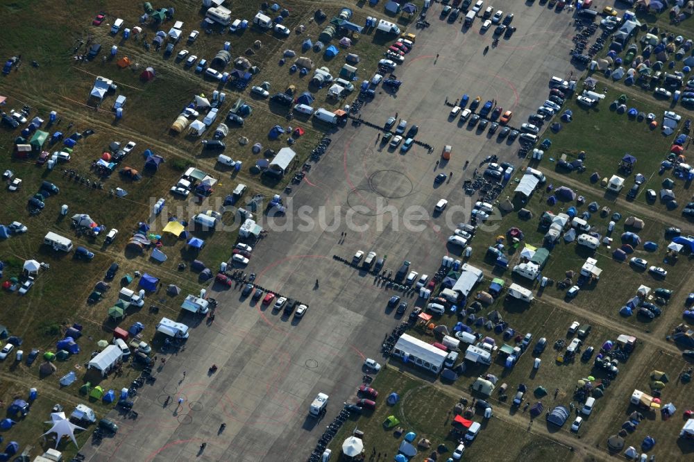 Luftbild JÜTERBOG - Besucher des Motorcycle Jamboree Festival auf der stillgelegten Landebahndes Flugplatz Altes Lager in Jüterbog im Bundesland Brandenburg