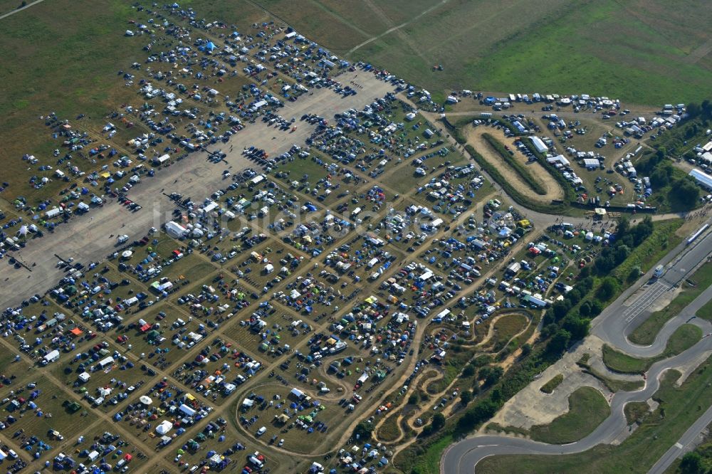 JÜTERBOG aus der Vogelperspektive: Besucher des Motorcycle Jamboree Festival auf der stillgelegten Landebahndes Flugplatz Altes Lager in Jüterbog im Bundesland Brandenburg