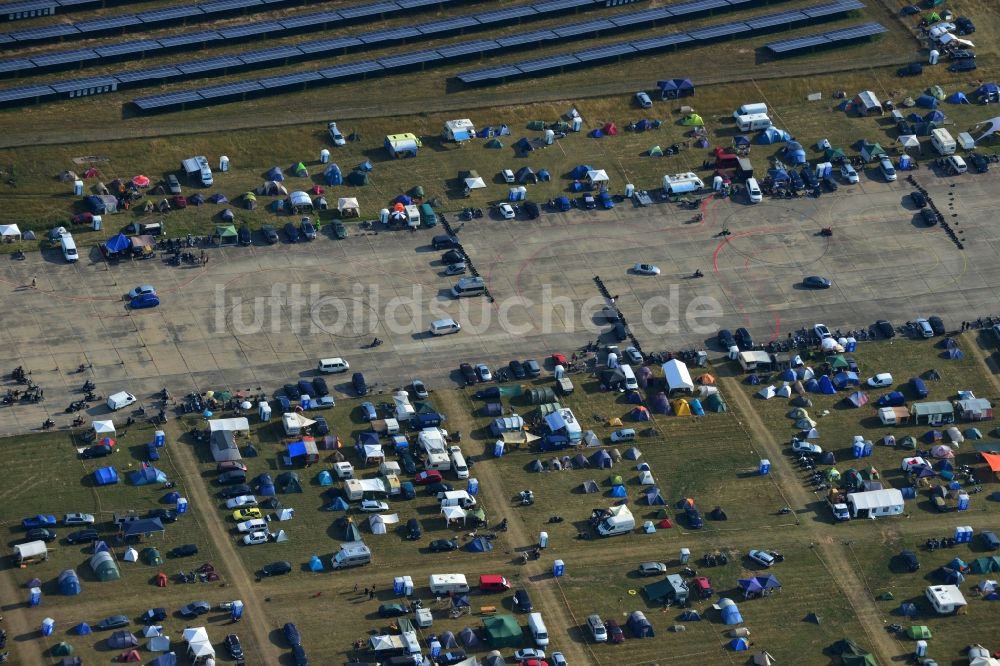 Luftaufnahme JÜTERBOG - Besucher des Motorcycle Jamboree Festival auf der stillgelegten Landebahndes Flugplatz Altes Lager in Jüterbog im Bundesland Brandenburg