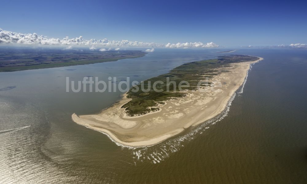 Norderney aus der Vogelperspektive: Besucher am Sandstrand der Insel Norderney in der Nordsee im Bundesland Niedersachsen