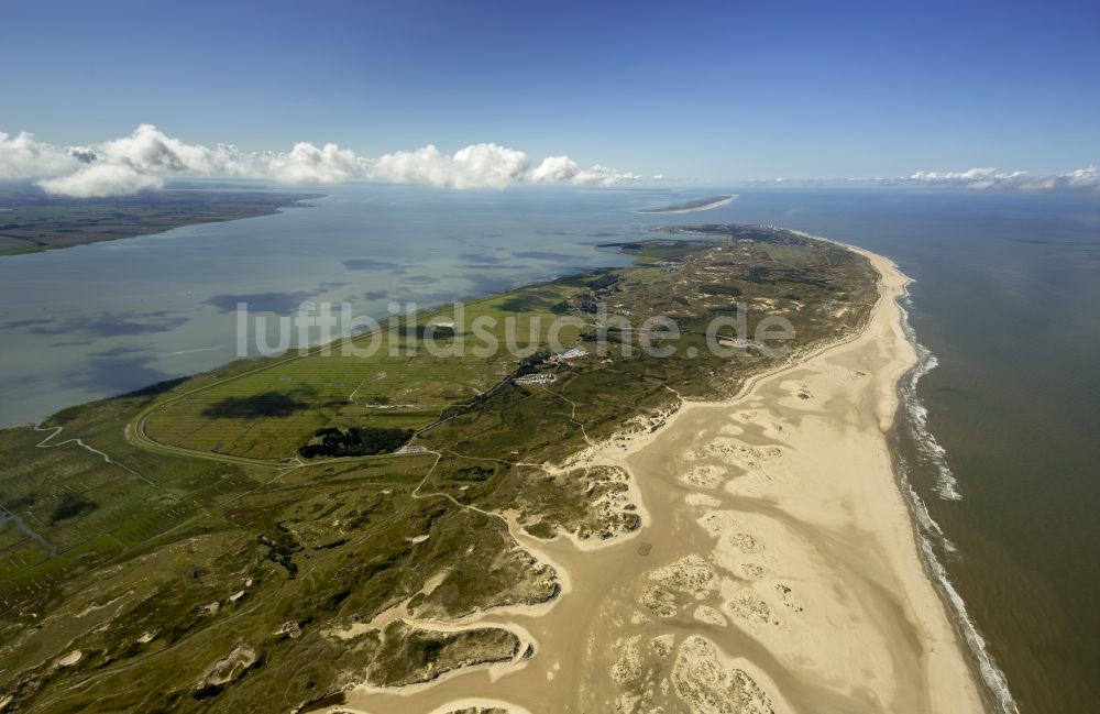 Luftaufnahme Norderney - Besucher am Sandstrand der Insel Norderney in der Nordsee im Bundesland Niedersachsen