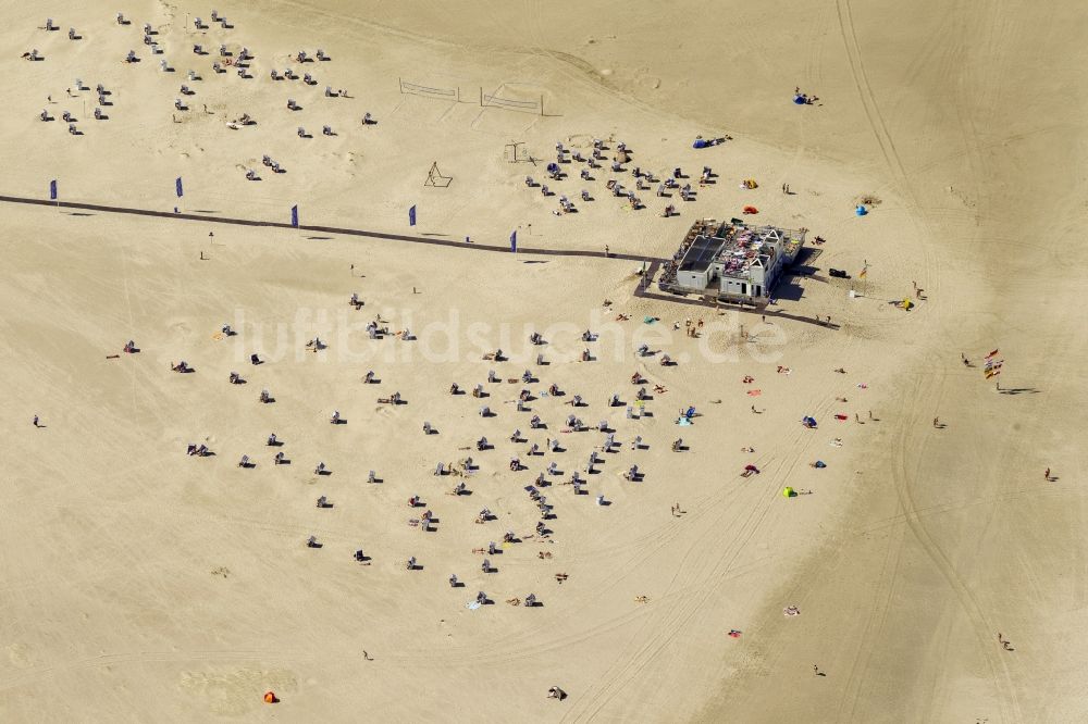 Norderney von oben - Besucher am Sandstrand der Insel Norderney in der Nordsee im Bundesland Niedersachsen