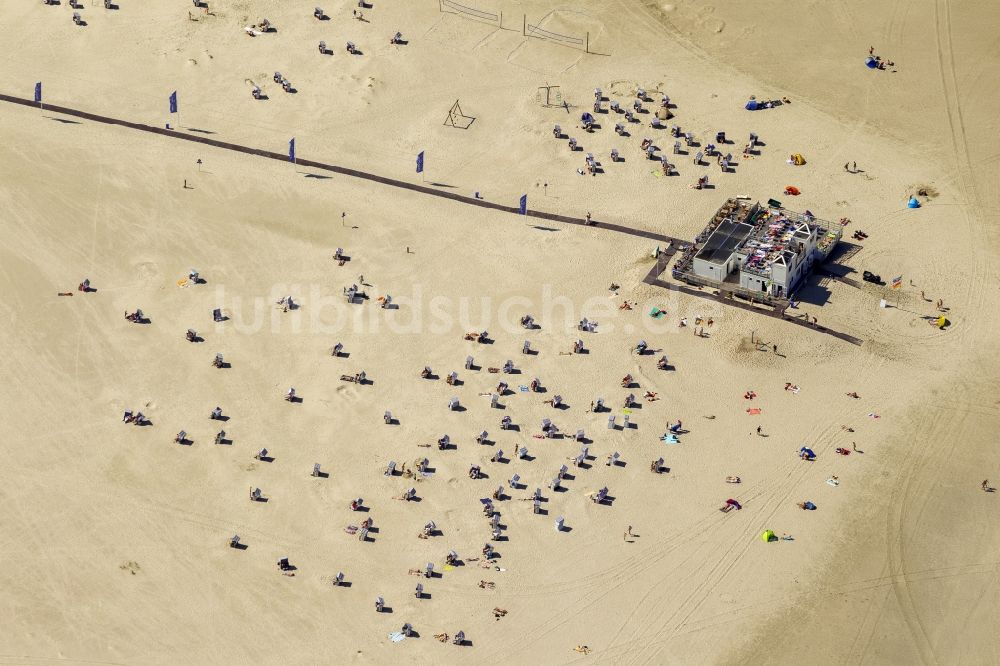 Norderney aus der Vogelperspektive: Besucher am Sandstrand der Insel Norderney in der Nordsee im Bundesland Niedersachsen