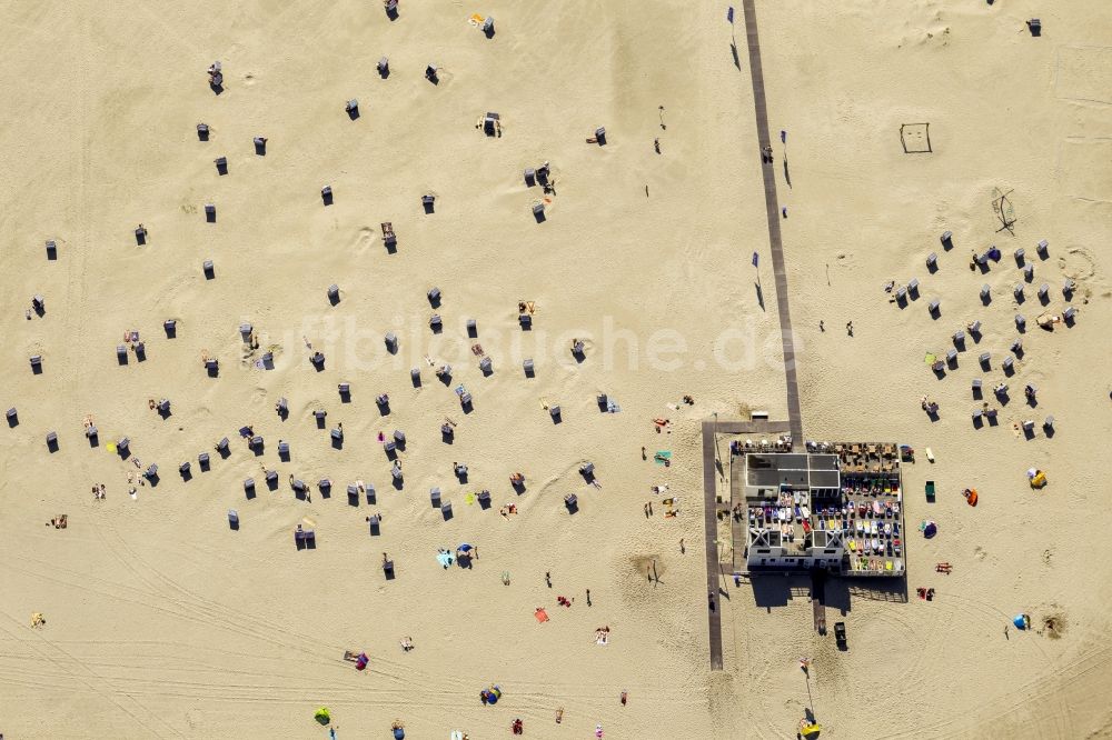 Luftbild Norderney - Besucher am Sandstrand der Insel Norderney in der Nordsee im Bundesland Niedersachsen