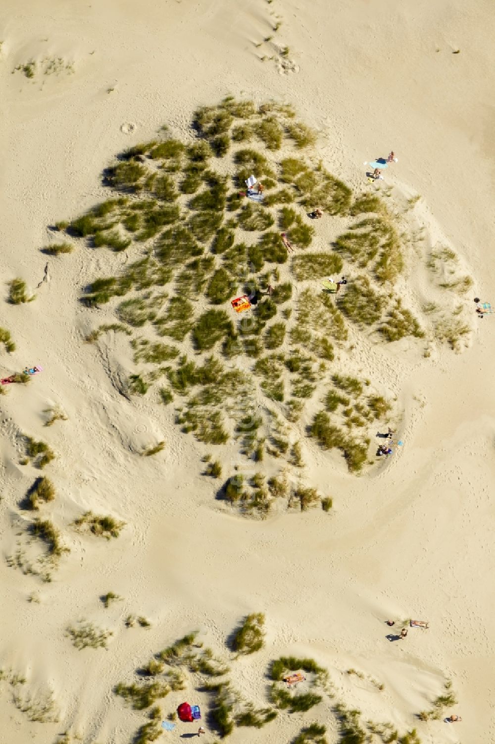 Norderney von oben - Besucher am Sandstrand der Insel Norderney in der Nordsee im Bundesland Niedersachsen