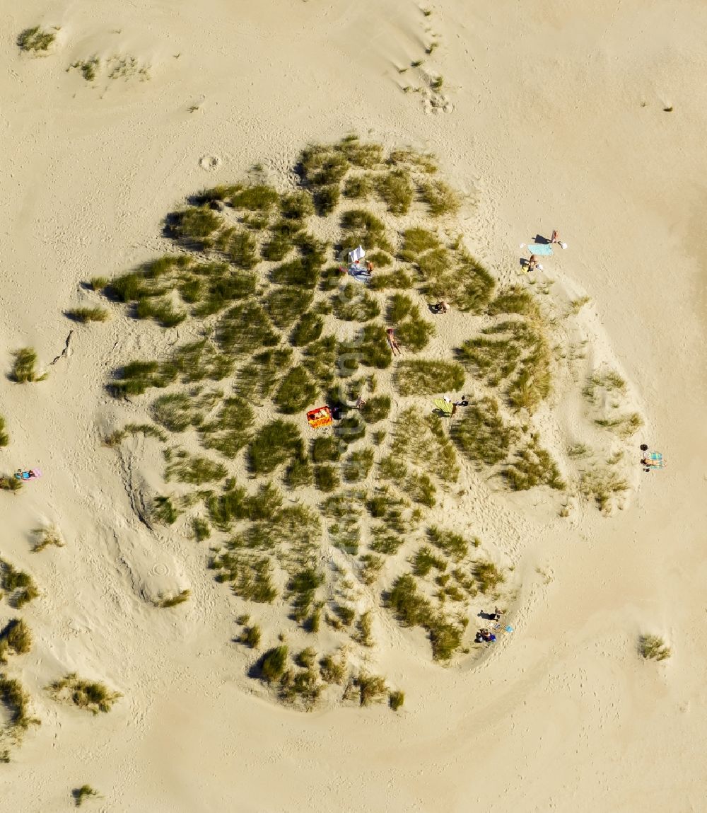 Norderney aus der Vogelperspektive: Besucher am Sandstrand der Insel Norderney in der Nordsee im Bundesland Niedersachsen